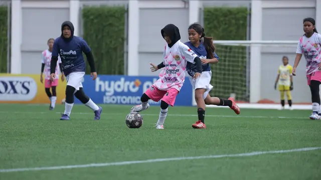 Para pemain putri yang bergabung di SSB yang ada di Kudus dan sekitarnya menampilkan performa terbaik dalam Hydroplus Soccer League 2024 di Supersoccer Arena Rendeng Kudus. (istimewa)