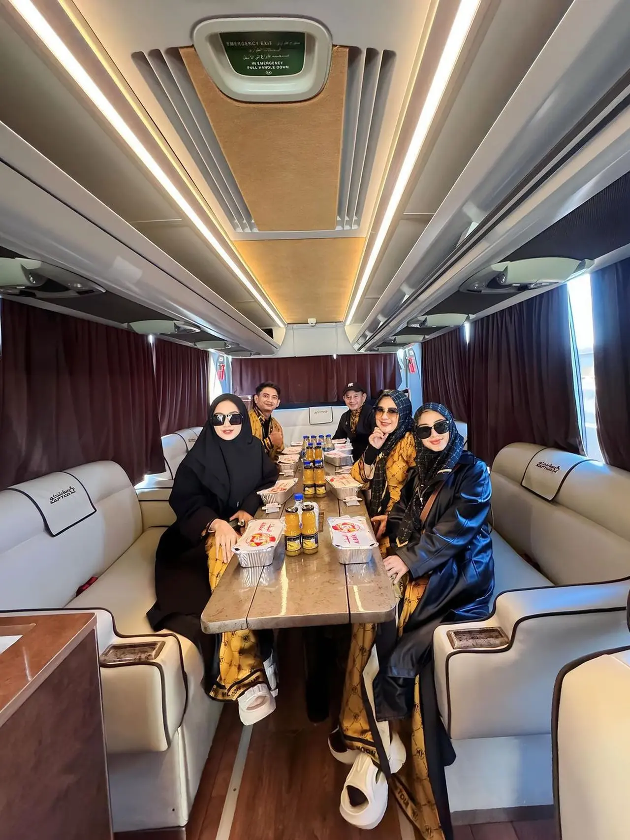 8 Potret Ghea Youbi Ibadah Umroh, Penampilan Berhijab Jadi Sorotan