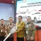 Penyerahan kunci secara simbolis pembelian 67 Isuzu D-Max di sela pameran GJAW 2023 di JCC, Senayan, Jakarta. (ist)