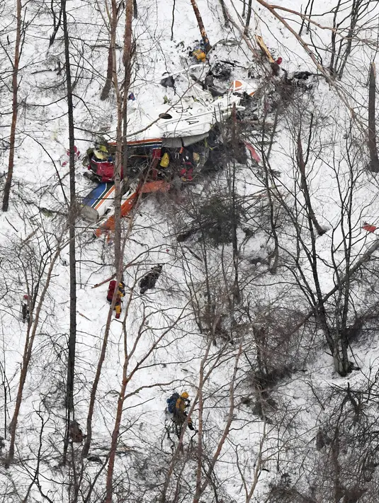 Kecelakaan helikopter terjadi di Jepang, menewaskan seluruh penumpang dan pilot di dalamnya, Pegunungan Prefektur Nagano Senin (6/3). Insiden ini terjadi saat helikopter tersebut tengah melakukan latihan penyelamatan. (AP PHOTO)