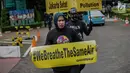 Aktivis Greenpeace melakukan aksi teatrikal terkait kualitas udara Jakarta di Kementerian Lingkungan Hidup, Selasa (5/3). Greenpeace mengungkapkan Jakarta menjadi peringkat satu  di Asia Tenggara untuk kualitas udara terburuk. (Liputan6.com/Faizal Fanani)