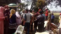 Pemakaman salah satu pemilih pilkada Garut (Liputan6.com/JAyadi Supriadin)