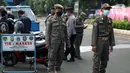 <p>Petugas Satpol PP melakukan razia masker di depan Stasiun Klender, Jakarta, Selasa (10/5/2022). Untuk pemberlakuan pembatasan kegiatan masyarakat (PPKM) Jawa-Bali diperpanjang hingga 23 Mei 2022. (Liputan6.com/Faizal Fanani)</p>