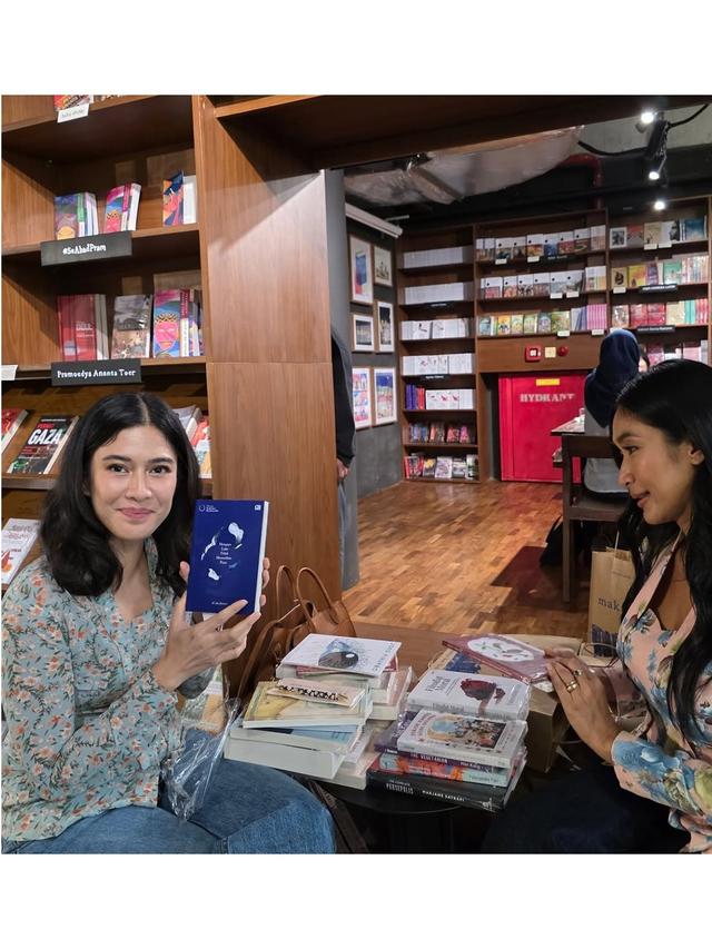 6 Potret Dian Sastro dan Happy Salma ke Toko Buku Pakai Kebaya, Dihadiahi Puisi