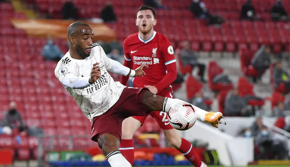Striker Arsenal, Alexandre Lacazette, mencetak gol ke gawang Liverpool pada laga Liga Inggris di Stadion Anfield, Senin (28/9/2020). Liverpool menang dengan skor 3-1. (Laurence Griffiths/Pool via AP)