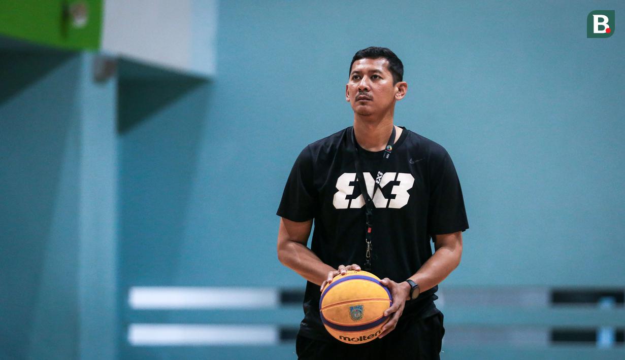 Pelatih Timnas Basket 3x3 Indonesia, Fandi Andika Ramadhani saat pemusatan latihan menjelang SEA Games 2023 di GBK Arena, Senayan, Jakarta, Sabtu (08/03/2023). Timnas Basket 3x3 Indonesia melakukan dua tahap TC, yaitu 5-19 April dan 26 April-3 Mei sebelum menentukan empat pemain yang akan dibawa ke SEA Games 2023. (Bola.com/Bagaskara Lazuardi)