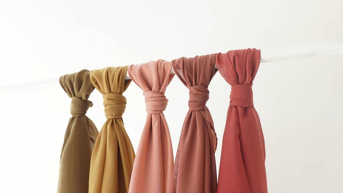 4 Bahan Hijab yang Mudah Dibentuk dan Tegak Seharian, Cocok untuk Muslimah yang Super Aktif