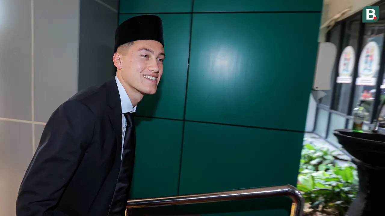 Foto: Momen Jay Idzes Resmi Jadi Warga Negara Indonesia, Bawa Sang Kekasih saat Pengambilan Sumpah