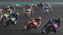 Pebalap Movistar Yamaha, Maverick Vinales, berada di posisi terdepan saat MotoGP Qatar. Dalam seri perdana tersebut, pria asal Spanyol itu berhasil meraih juara dengan catatan waktu 38 menit 59,999 detik. (AFP/Karim Jaafar)