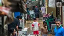 Warga membersihkan barang-barang usai terendam banjir di permukiman kawasan Kampung Melayu, Jakarta, Selasa (9/2/2021). Banjir yang berangsur surut dimanfaatkan warga untuk membersihkan rumah dan barang-barang dari endapan lumpur. (Liputan6.com/Faizal Fanani)