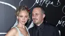 Selain Abelena, Jennifer Lawrence dan Darren Aronosky pun pernah menjadi pasangan yang romantis. Dilansir dari Cosmopolitan Darren tak menyukai selera J.Law soal reality show. (Getty Images/Cosmopolitan)
