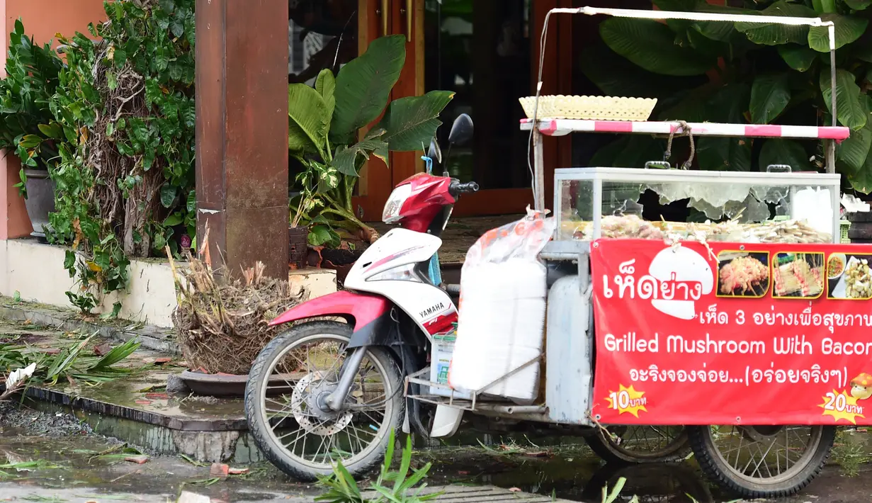 Kondisi kendaraan pedagang yang rusak akibat ledakan bom di kawasan resor Hua Hin, Thailand, Jumat (12/8). Bom pertama meledak di resor mewah Bangkok Selatan dan bom kedua meledak di lokasi yang sama yaitu di sebuah bar. (Munir Uz ZAMAN/APF/AFP)
