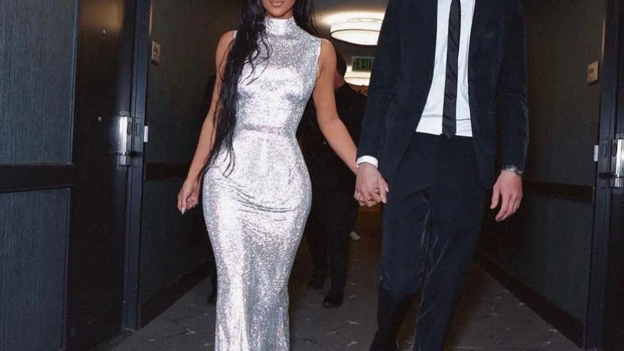 8 Tampilan Perdana Kim Kardashian dan Pete Davidson di Karpet Merah, Kompak Berbusana Serba Monokrom