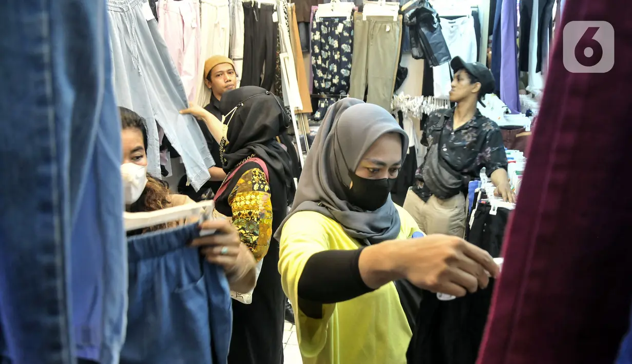 Sejumlah calon pembeli memilih pakaian bekas di salah satu kios di Pasar Senen. (merdeka.com/Iqbal S. Nugroho)