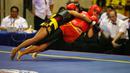 Atlet wushu Indonesia, Moria Manalu (kiri), membanting lawannya asal Turki, Nagihan Kalyoncu di kelas Sanda Wanita 60 kg pada Kejuaraan Dunia Wushu 2015 di Istora Gelora Bung Karno, Senayan, Jakarta, Senin (16/11/2015). (Bola.com/Nicklas Hanoatubun)