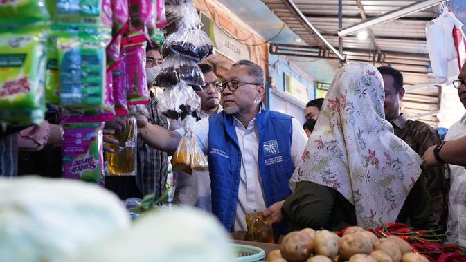 Menteri Perdagangan (Mendag) Zulkifli Hasan melakukan kunjungan memantau harga kebutuhan pokok (bapok) di Pasar tradisional Pa'baeng-baeng, Makassar, Sulawesi Selatan atau Sulsel, Minggu, (6/11/2022).