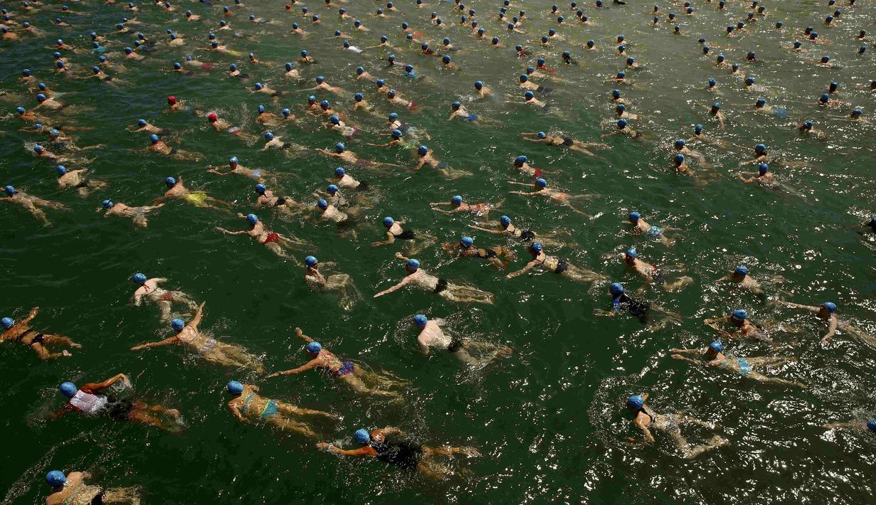Ratusan orang berpartisipasi dalam lomba renang 1.500 meter melintasi Danau Zurich, Swiss. (1/7/2015). (REUTERS/Arnd Wiegmann)