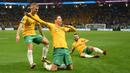 Australia kini berhasil berada di posisi ke-27 peringkat FIFA. The Socceroos sukses naik 11 tingkat setelah berhasil melaju hingga babak 16 besar Piala Dunia 2022. Mathew Ryan dan kolega lolos ke babak 16 besar sebagai runner-up Grup D, unggul atas Tunisia dan Denmark. (AFP/Frank Fife)