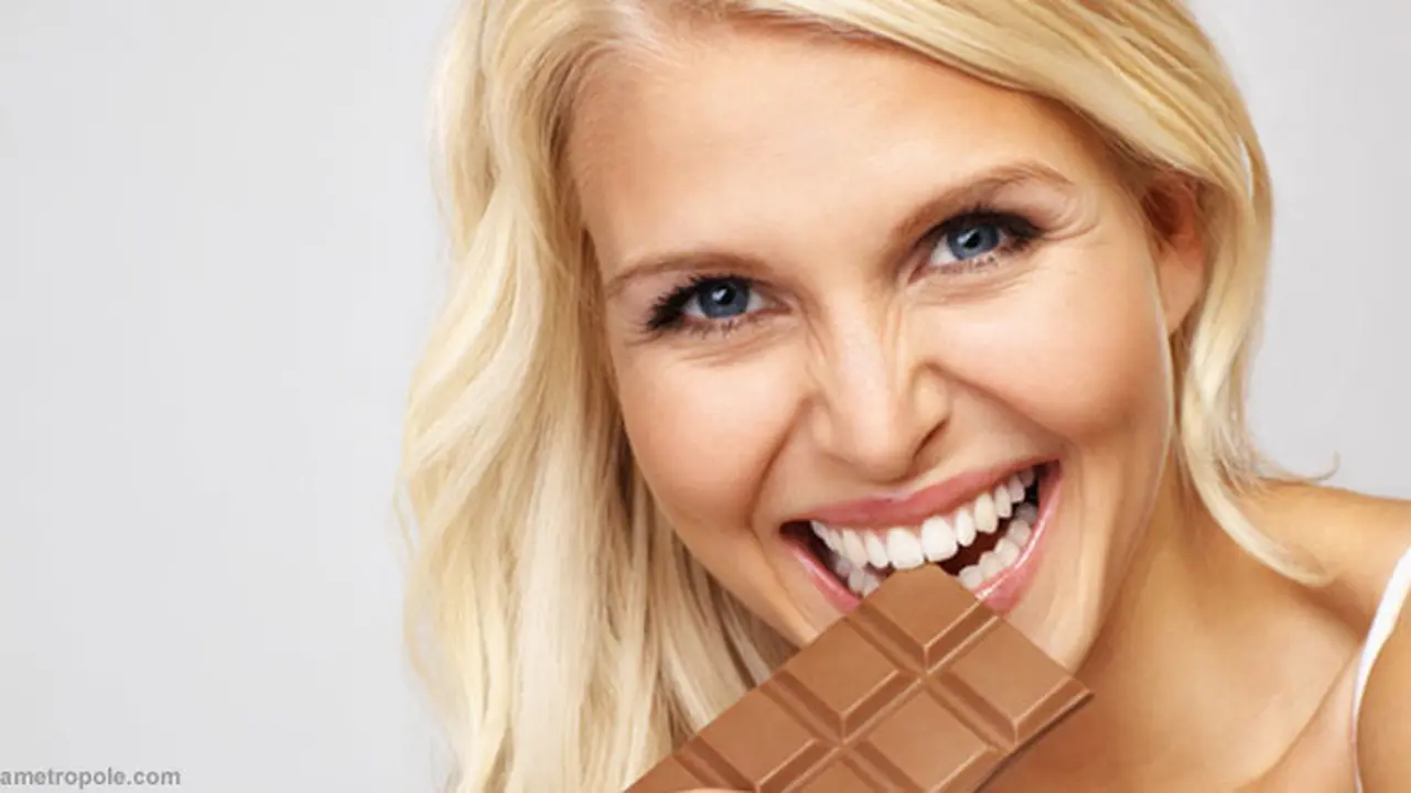 wanita-makan-coklat130801b.jpg