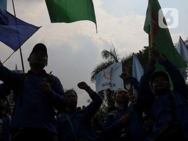 Buruh yang terdiri dari Federasi Serikat Pekerja Metal Indonesia (FSPMI) dan Konfederasi Serikat Pekerja Indonesia (KSPI) mengikuti aksi di depan Kementerian Tenaga Kerja di Jakarta, Kamis (7/11/2024). (Liputan6.com/Herman Zakharia)