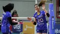 Pemain Bandung BJB Tandamata, Shella Bernadetha Onnan (kanan) melakukan selebrasi usai mencetak poin saat laga lanjutan PLN Mobile Proliga 2022 melawan Jakarta Pertamina Fastron di Padepokan Voli Jenderal Polisi Kunarto, Sentul, Sabtu (23/01/2022). (Bola.com/Bagaskara Lazuardi)