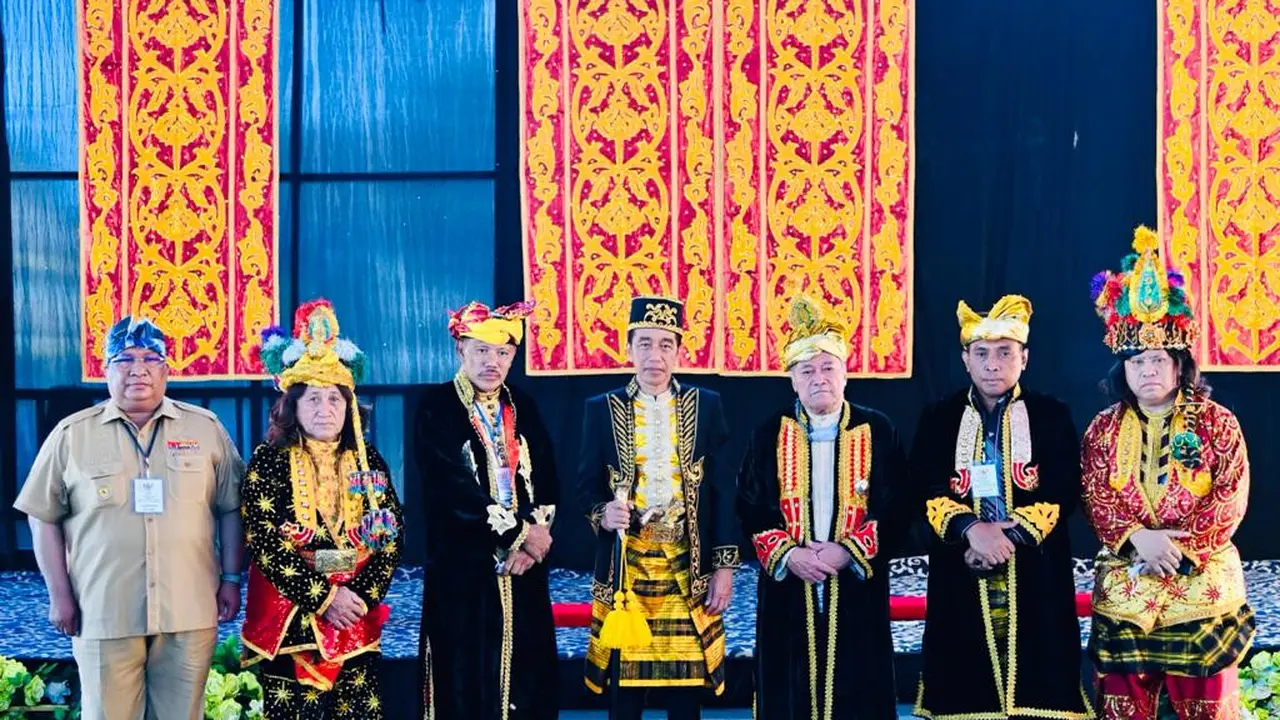 Presiden Jokowi mendapat gelar kehormatan adat Kesultanan Buton,  Selasa (27/9/2022).