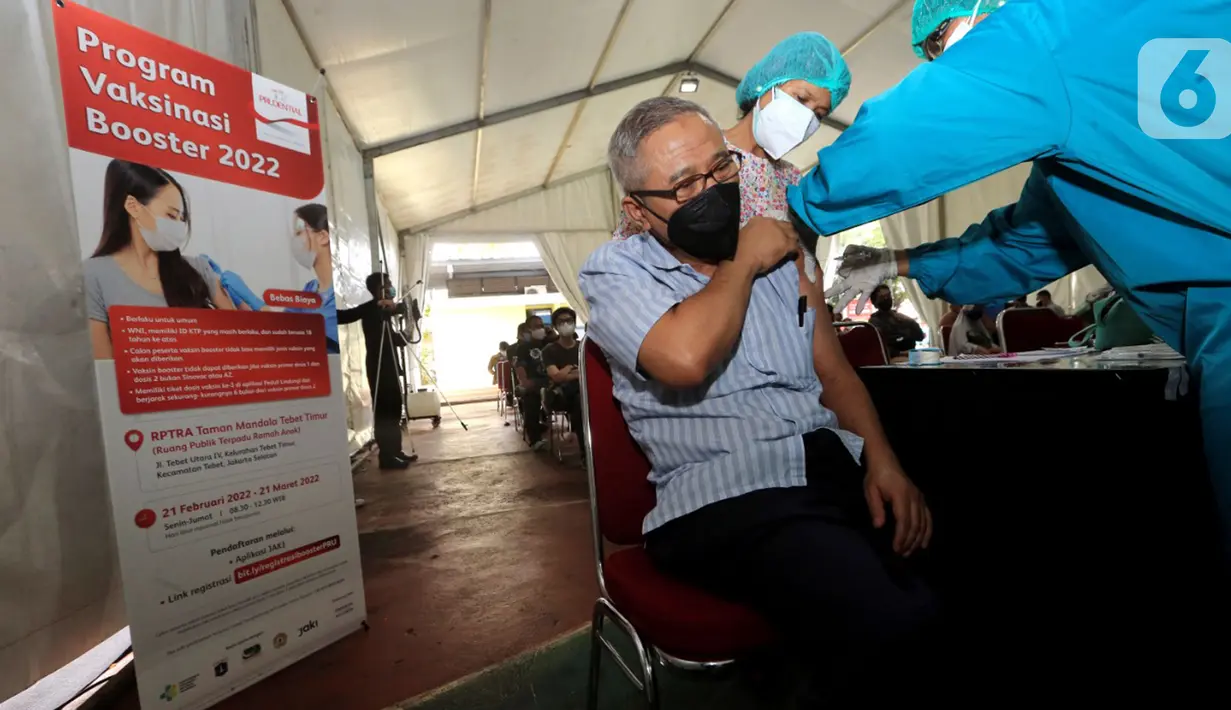Peserta saat mengikuti vaksinasi di sentra vaksinasi booster Prudential Indonesia di RPTRA Taman Mandala, Jakarta, Senin (21/02/2022). Sentra vaksinasi booster ini dibuka untuk masyarakat umum berdomisili DKI Jakarta mulai 21 Februari hingga 21 Maret 2022. (Liputan6.com/HO/Bon)