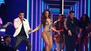 Penampilan Luis Fonsi dan Daddy Yankee membawakan Despacito di panggung ajang Grammy Awards 2018 di New York, Minggu (28/1). Mereka mengajak model video klipnya yang juga miss universe 2006, Zuleyka Rivera. (Matt Sayles/Invision/AP)