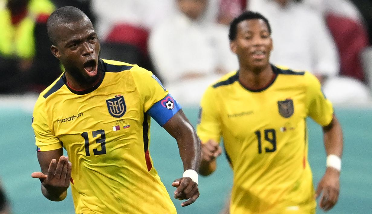 Ekuador sukses memetik tiga poin penuh usai membungkam tuan rumah Qatar dua gol tanpa balas dalam laga pembuka Piala Dunia 2022 yang berlangsung di Al-Bayt Stadium, Qatar, Minggu (20/11/2022) malam WIB. Kapten Ekuador, Enner Valencia menjadi bintang kemenangan dengan mencetak kedua gol dan berujung banyak rekor yang tercipta. (AFP/Raul Arboleda)