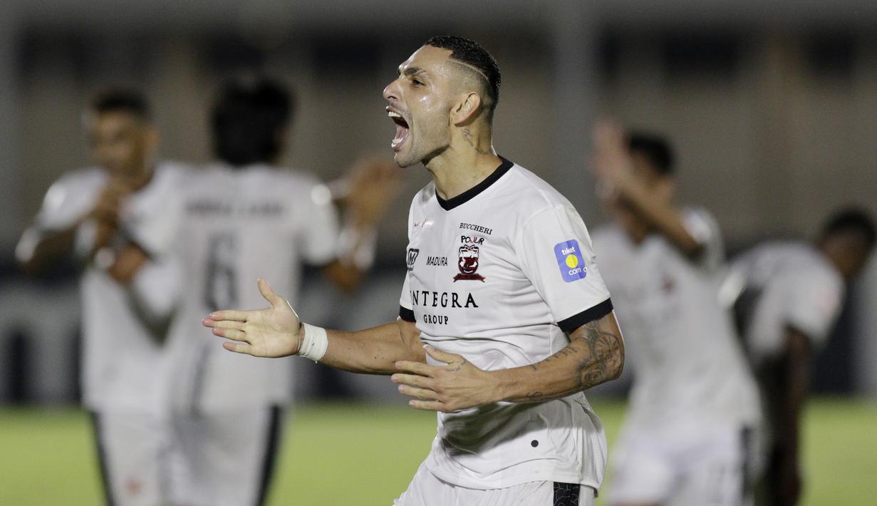 Bek Madura United, Jaimerson Xavier, melakukan selebrasi usai membobol gawang Bhayangkara FC pada laga Liga 1 2019 di Stadion Madya, Jakarta, Senin (5/8). Kedua tim bermain imbang 1-1. (Bola.com/M iqbal Ichsan)
