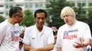 Presiden Joko Widodo (tengah) menyimak pernyataan Walikota London, Boris Johnson (kanan) jelang bersepeda bersama di kawasan Bundaran HI Jakarta, Minggu (30/11/2014). (Liputan6.com/Faizal Fanani)