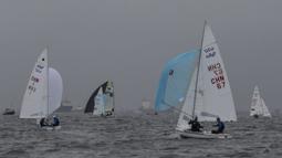 Para pelayar Asia mengatur arah saat mengikuti Asian Sailing Championship di Laut Jakarta, Senin (25/6/2018). Turnamen ini merupakan uji kesiapan jelang Asian Games XVIII. (Bola.com/Vitalis Yogi Trisna)