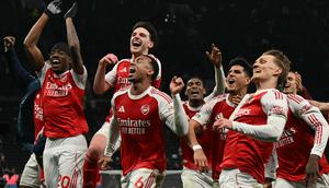 Arsenal berhasil memetik poin penuh saat bertandang ke markas Tottenham Hotspur dalam laga pekan ke-28 Liga Inggris 2025/2026 pada Minggu (22/02/2026) waktu setempat. (AFP/Glyn Kirk)