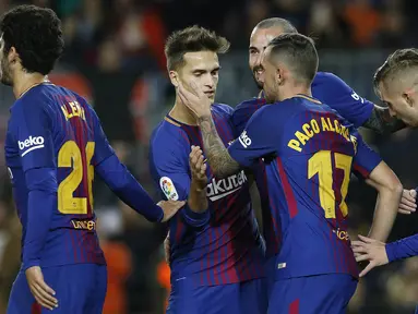 Para pemain Barcelona merayakan gol yang dicetak Paco Alcacer ke gawang Murcia pada babak 32 besar Copa del Rey di Stadion Camp Nou, Barcelona, Rabu (29/11/2017). Barcelona menang 5-0 atas Murcia dan lolos dengan agregat 8-0. (AP/Manu Fernandez)