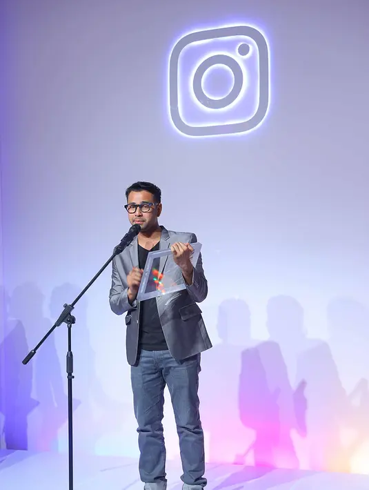 "Terima kasih buat yang follow Instagram gue buat yang suka atau enggak suka alias haters. Selama dua tahun baru punya Instagram." kata Raffi Ahmad, usai terima penghargaan di Ciputra Artpreneur, Rabu (26/7) malam. (Nurwahyunan/Bintang.com)
