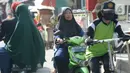 Pengendara motor tidak mengenakan masker masuk ke Pasar Bukit di Tangerang Selatan, Banten, Rabu (22/7/2020). Warga masih tidak peduli kesehatan dirinya sendiri dan orang lain, tentang bahayanya penyeberan virus corona (COVID-19) yang terus meningkat di Indonesia. (merdeka.com/Dwi Narwoko)
