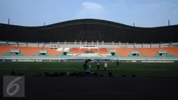 Official tim Semen Padang mengecek kondisi jelang latihan di Stadion Pakansari, Kab Bogor, Jumat (10/3). Stadion Pakansari akan menjadi lokasi laga final Piala Presiden 2017 antara PBFC dan Arema FC pada Minggu (12/3). (Liputan6.com/Helmi Fithriansyah)
