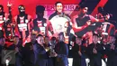 Ketua Umum PSSI, Edy Rahmayadi menyerahkan piala tim terbaik ISC 2016 saat malam penghargaan di Hotel Aryaduta Bandung, Minggu (8/1). Persipura tampil sebagai tim terbaik sekaligus juara ISC 2016. (Liputan6.com/Helmi Fithriansyah)