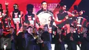 Ketua Umum PSSI, Edy Rahmayadi menyerahkan piala tim terbaik ISC 2016 saat malam penghargaan di Hotel Aryaduta Bandung, Minggu (8/1). Persipura tampil sebagai tim terbaik sekaligus juara ISC 2016. (Liputan6.com/Helmi Fithriansyah)