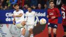 Marco Asensio kembali membuat Real Madrid unggul 2-1 pada menit ke-45. Ia berhasil memanfaatkan bola muntah hasil tendangan Dani Ceballos yang gagal ditangkap sempurna oleh kiper Osasuna, sergio Herrera. (AFP/Ander Gillenea)