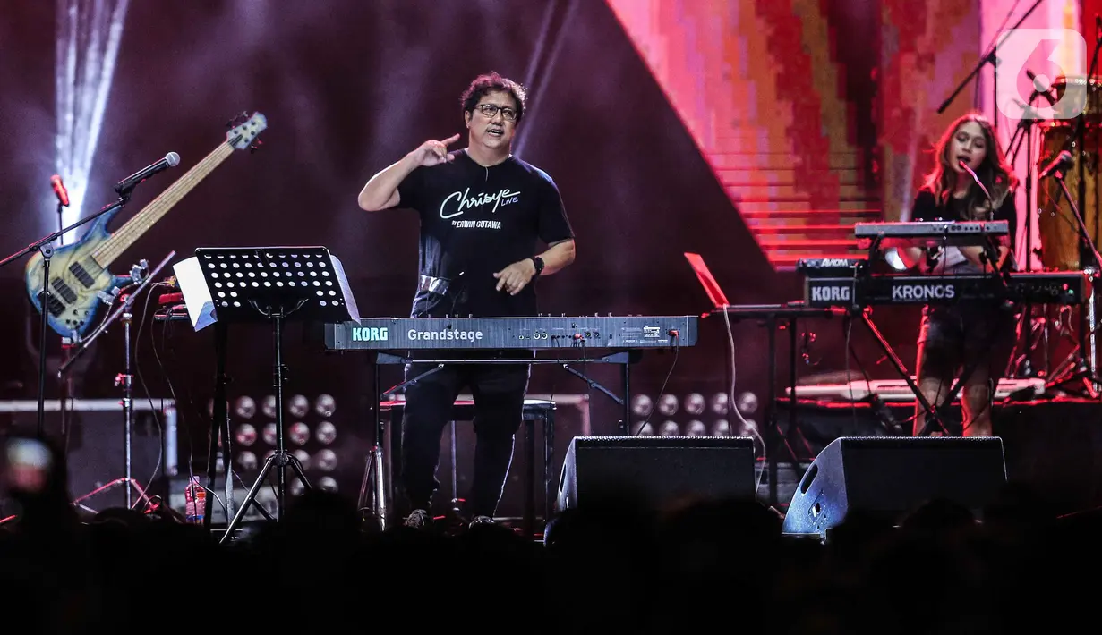 Komposer Erwin Gutawa tampil dalam Synchronize Fest 2019 yang bertajuk Chrisye Live by Erwin Gutawa di Gambir Expo, Jakarta, Sabtu (5/10/2019). Panggung untuk mengenang Chrisye tersebut Erwin Gutawa membawakan sejumlah lagu di antaranya Hura-Hura, Angin Malam, dan Cinta. (Liputan6.com/Faizal Fanani)