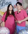 Dalam video tersebut, Sisca Kohl tampak mengenakan kemeja lengan pendek oversize warna pink fuschia. Yang serasi dengan Jess No Limit yang mengenakan kaos warna serupa. [@siscakohl]