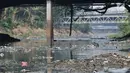 Kondisi aliran Kanal Banjir Barat yang berwarna hitam pekat dan dipenuhi tumpukan sampah di Jakarta, Minggu (22/9/2019). Minimnya pengawasan Pemprov DKI menyebabkan aliran di sepanjang Kanal Banjir Barat menghitam dan penuh sampah hingga menimbulkan bau tak sedap. (merdeka.com/Iqbal S Nugroho)