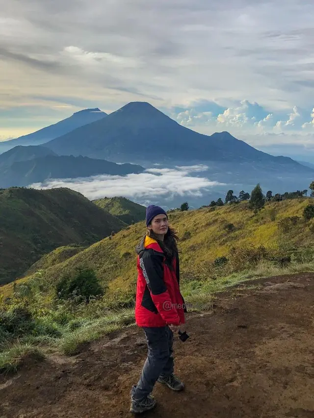 Potret Medina Kamil Saat Naik Gunung Ini Curi Perhatian