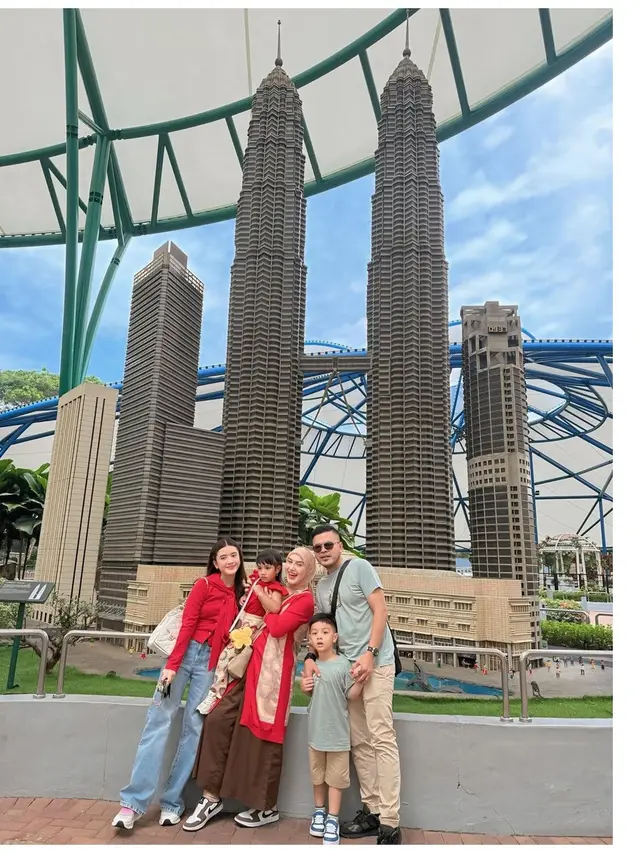 6 Gaya Fashion Liburan Keluarga Irish Bella di Legoland Malaysia, Tampil Kompak