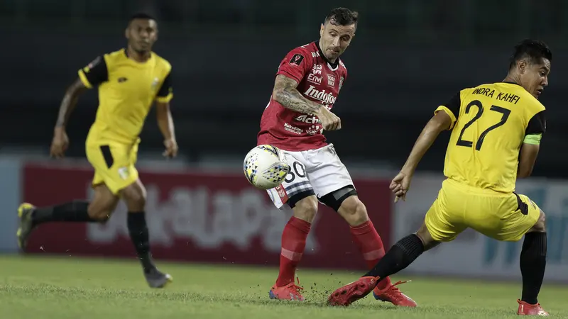 Gelandang Bali United, Paulo Sergio, mengirim umpan saat melawan Bhayangkara FC pada laga Piala Presiden 2019. (Bola.com/Yoppy Renato)