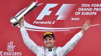 Pebalap Mercedes, Nico Rosberg, menjadi juara F1 GP Baku di Sirkuit Baku, Azerbaijan, Minggu (19/6/2016). (AFP/Kirill Kudryavtsev)