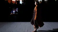 Seorang model memeragakan kreasi busana yang terbuat dari brokat Li, pakaian tradisional yang dibuat oleh kelompok etnis Li, dalam sebuah peragaan busana di Haikou, Provinsi Hainan, China selatan, pada 19 November 2020. (Xinhua/Guo Cheng)