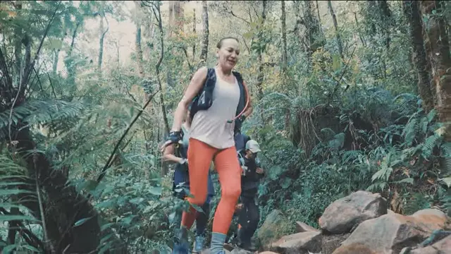 Gladys Suwandhi naik gunung Gede
