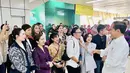 Nirina Zubir jadi salah satu yang ikut mencoba LRT, ia tampil mengenakan kemeja bercorak dipadukan celana hitam. Terlihat Ari Lasso pun mengenakan kemeja putih dan celana hitam. [Instagram/@jokowi]